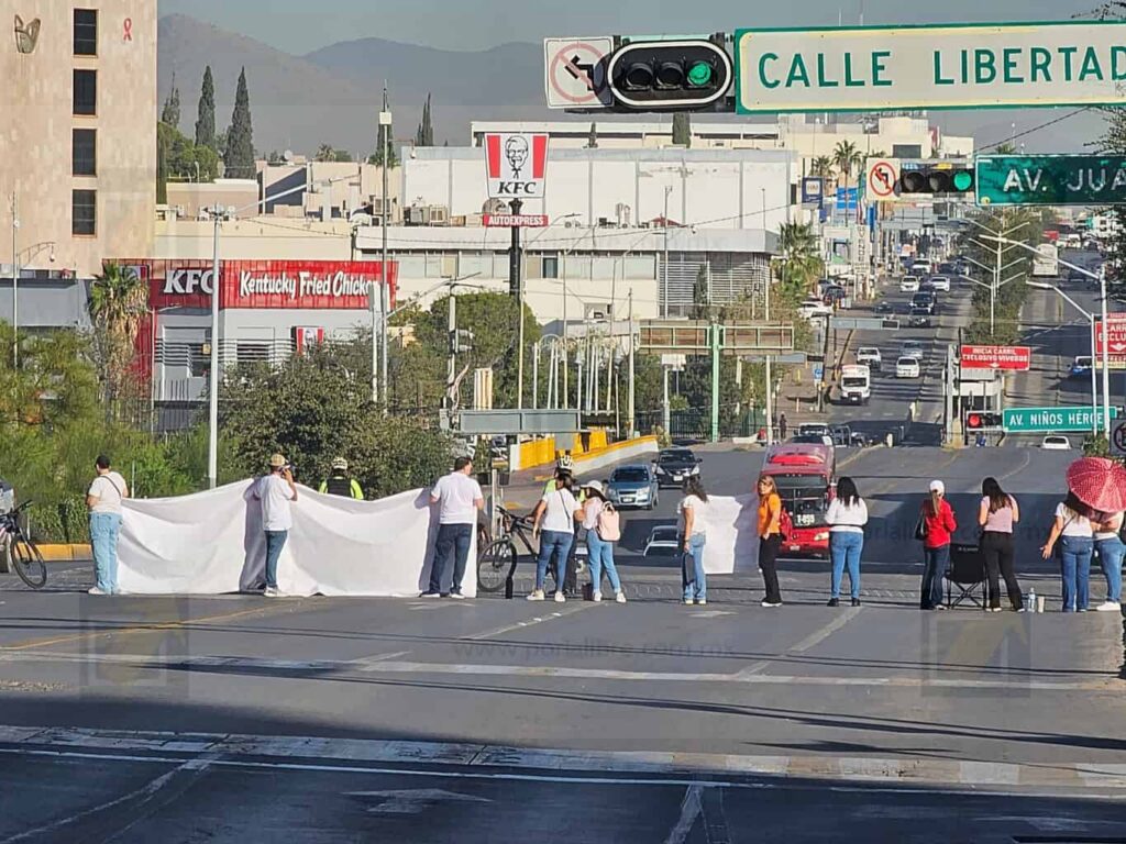 Maestros bloquean el centro de la ciudad en exigencia de la clave L y L Plus