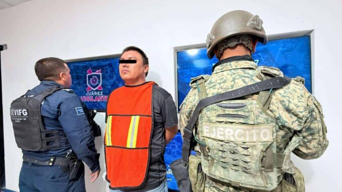 Finge ser policía para robar un auto; lo detienen