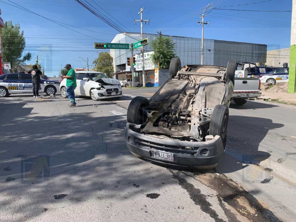 Choque entre dos autos provoca volcadura en cruce de la avenida Independencia