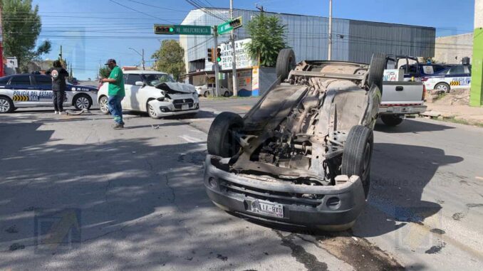 Choque entre dos autos provoca volcadura en cruce de la avenida Independencia