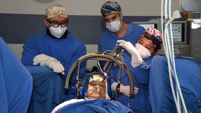 Marina mejora la calidad de vida de pacientes con Parkinson con cirugías y tecnología única en México