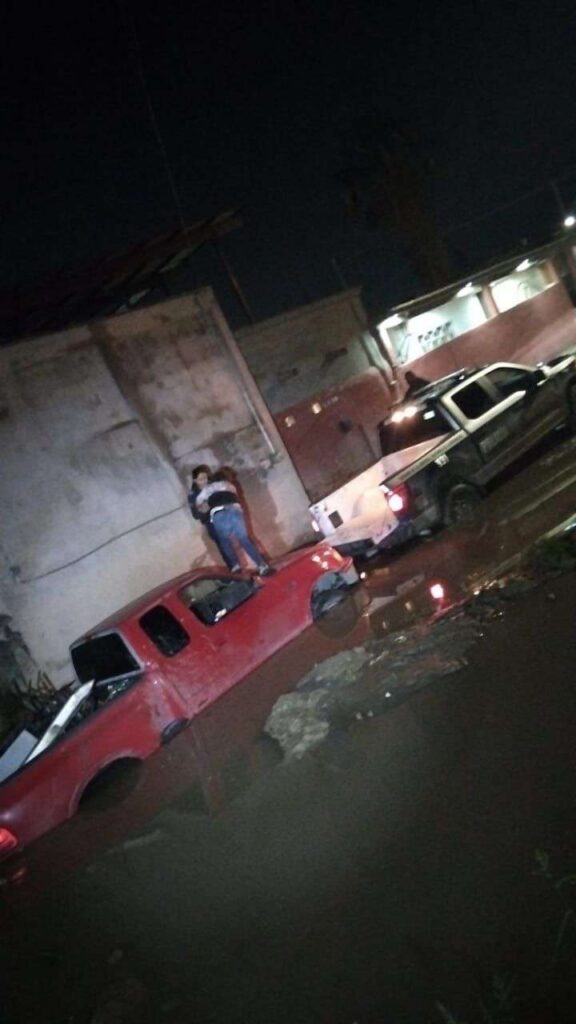 Apoyan policías municipales a ciudadanos durante la lluvia de ayer