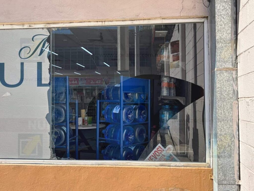 Cristalazo en local cerrado de Circle K en Ejército Mexicano