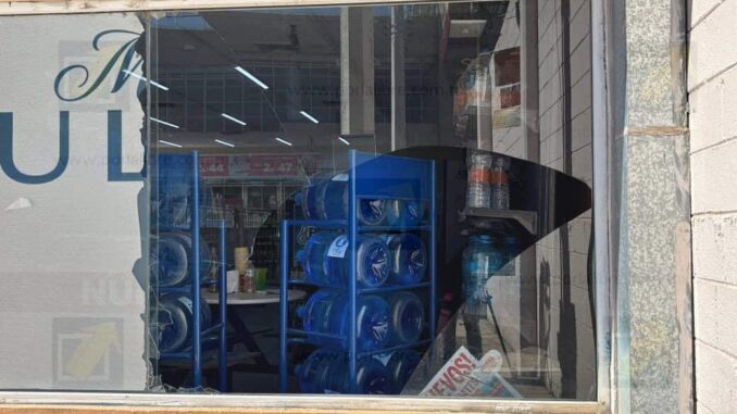 Cristalazo en local cerrado de Circle K en Ejército Mexicano