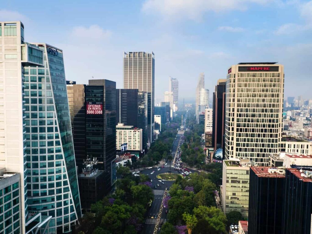 Economía de México se desacelerará en 2025 por tensiones con EE.UU.