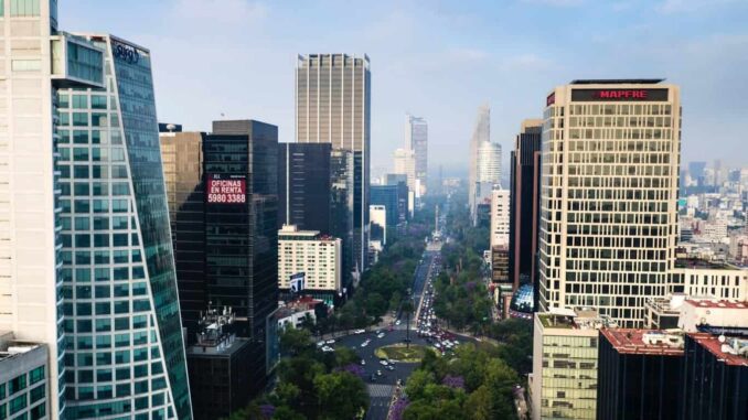 Economía de México se desacelerará en 2025 por tensiones con EE.UU.