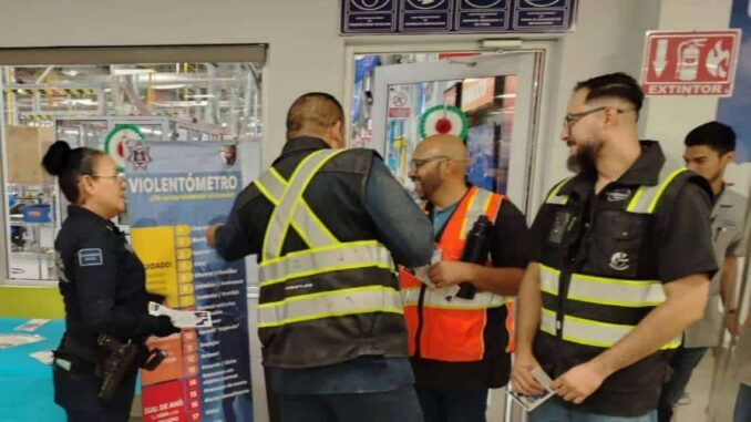 Capacitan a empleados de maquiladora sobre violencia familiar y de género