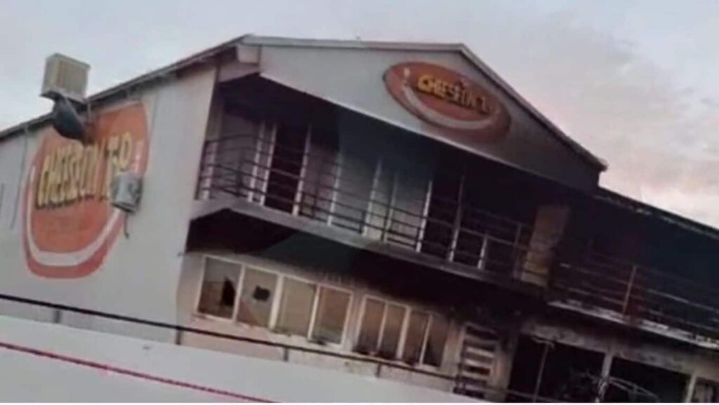 Comando armado con “cuernos de chivo” rafaguea e incendia restaurante y vehículos en Santa Isabel
