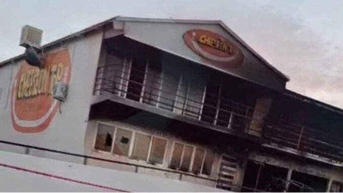 Comando armado con “cuernos de chivo” rafaguea e incendia restaurante y vehículos en Santa Isabel