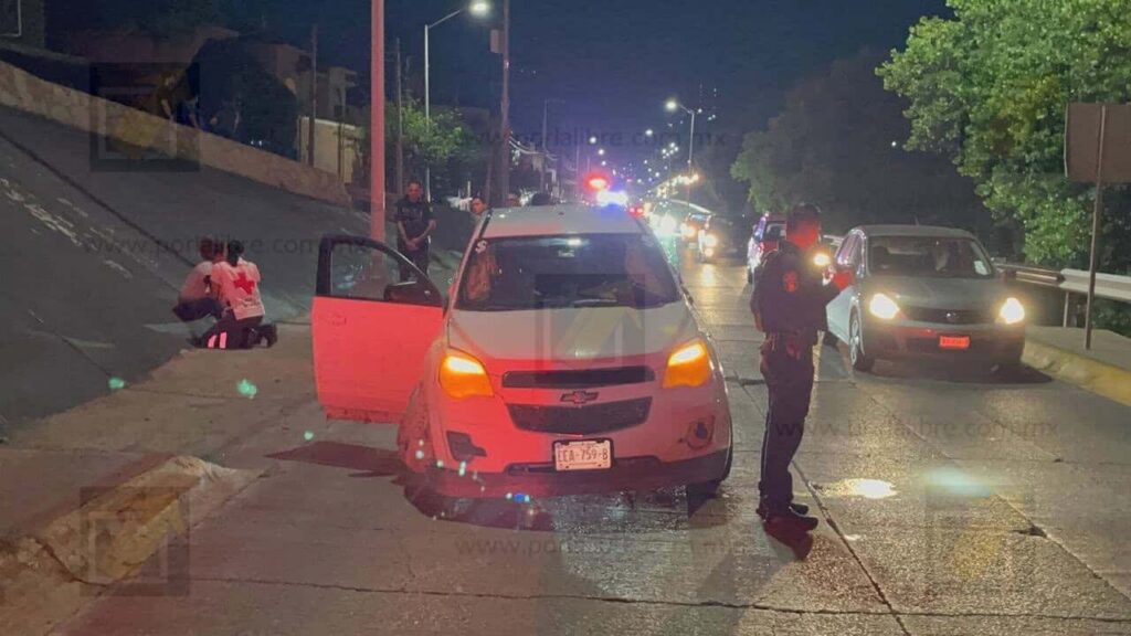 Choque y volcadura en avenida Teófilo Borunda deja una conductora lesionada