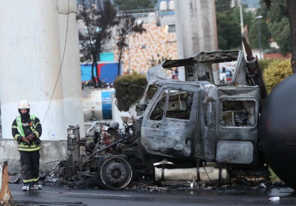 Suman nueve muertos por explosión de pipa en Iztapalapa