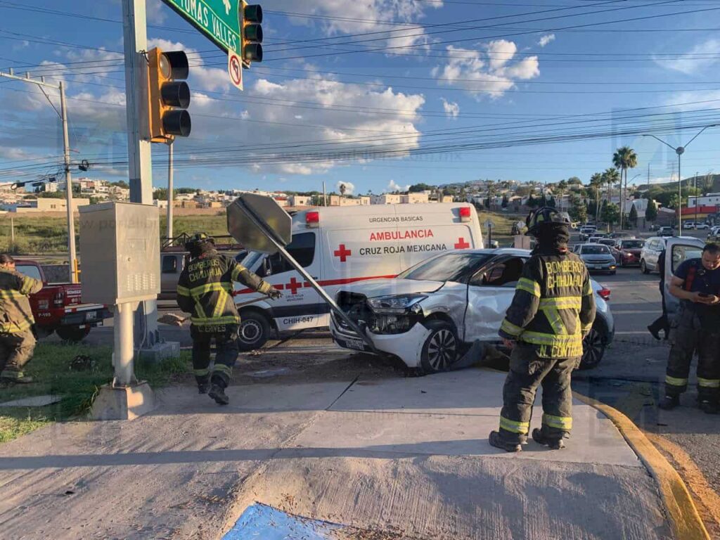 Aparatoso choque entre camionetas en Cantera y Tomás Valles deja una mujer lesionada