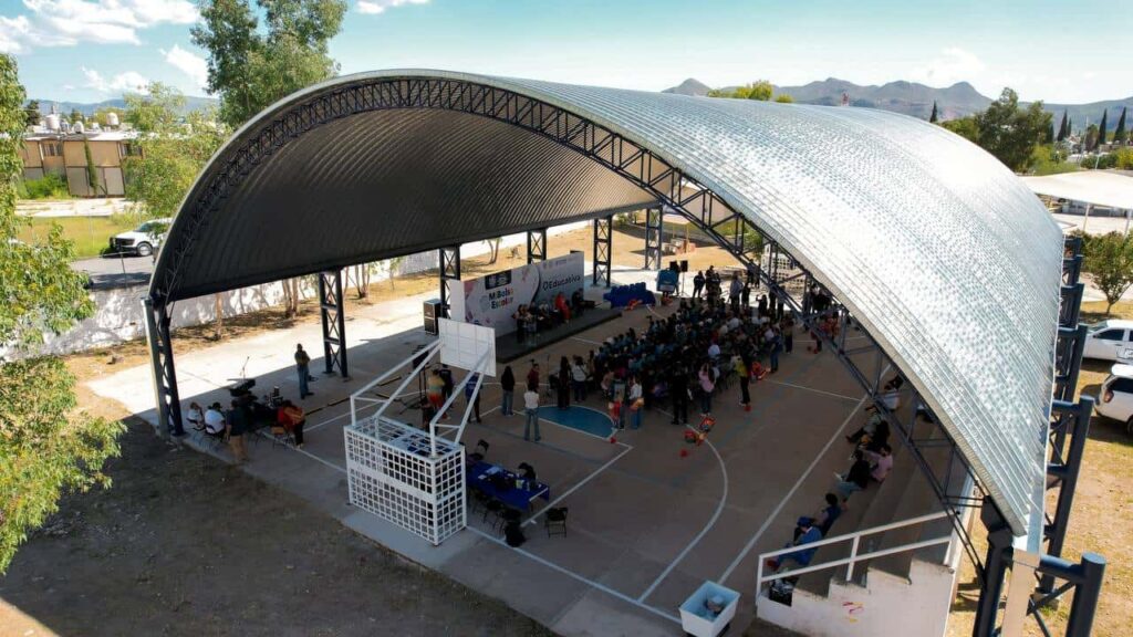 Inaugura alcalde Bonilla domo y entrega Mi Bolsa Escolar en primaria Tarahumara
