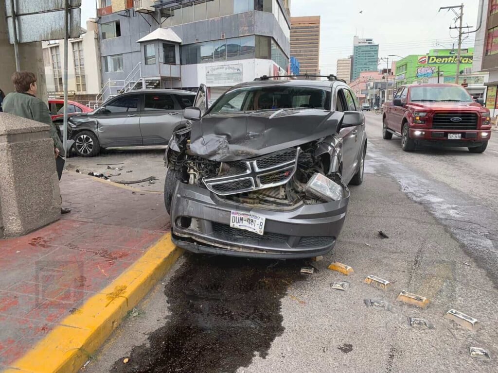 Choque entre dos camionetas deja dos lesionados en Independencia y canal